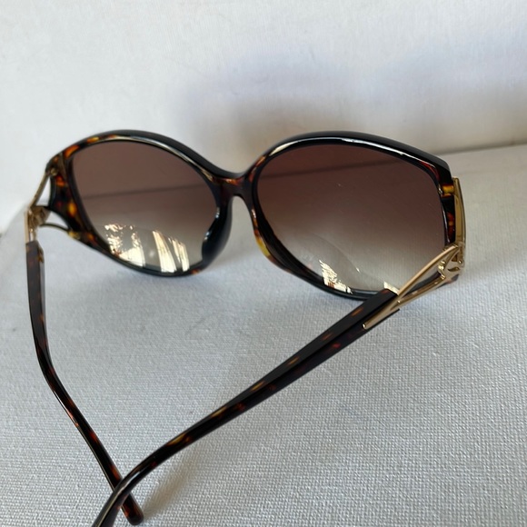 Authentic Large Frame Sunglasses Dior. - Picture 7 of 15